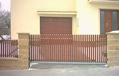 Posuvná brána nesená - výplň dřevěná plotovka