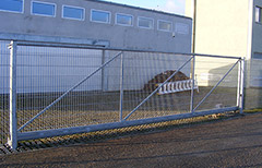 Posuvná brána samonosná s el. pohonem - výplň plotový panel 2D
