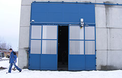 Automatická odsuvná vrata dvoukřídlá zabudovaná v odsuvné stěně