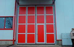 Průmyslová skládací vrata s dveřmi rozměr vrat 4 x 4m