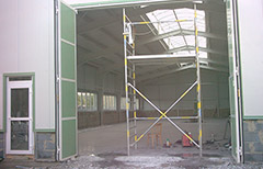 Skládací průmyslová vrata 4,2 x 4,5m, výplň PUR panel
